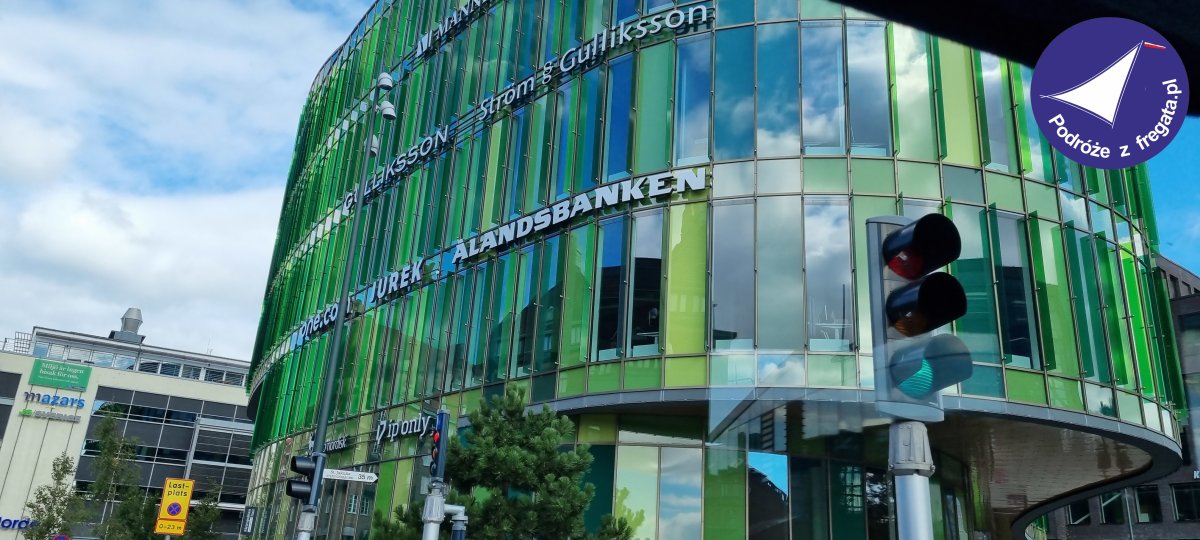 Zielony budynek z dużymi oknami w Kopenhadze, widok z ulicy.