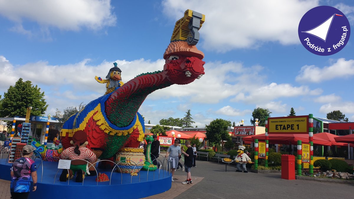 Dzieci oglądają kolorową rzeźbę z klocków LEGO w Legolandzie w Billund.